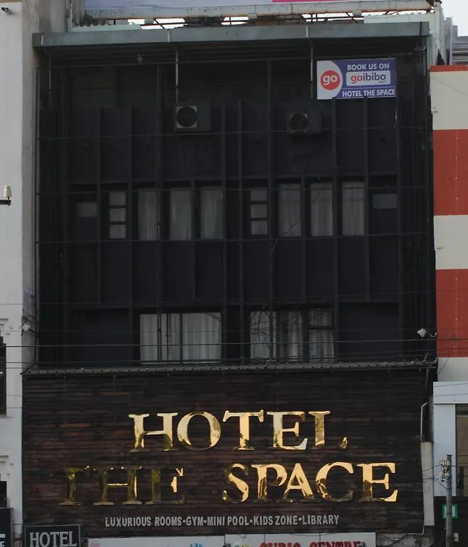 אודייפור Hotel The Space
